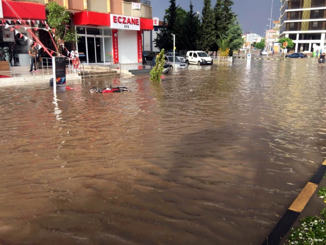 Kilis’te Sağanak Yağış ve Dolu Hayatı Olumsuz Etkiledi