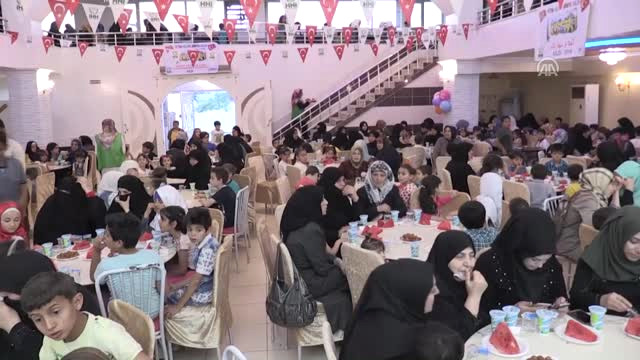 Suriyeli Yetimler Birlikte İftar Yaptı