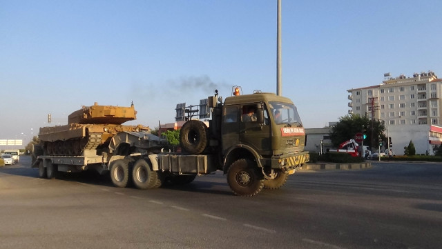 Münbiç ve Tel Rıfat’a Askeri Sevkiyat Sürüyor