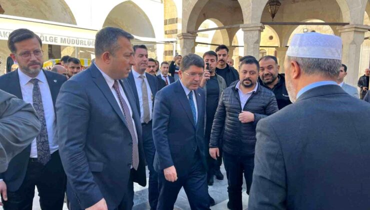 Adalet Bakanı Yılmaz Tunç Kilis’te Esnaf Ziyareti Yaptı ve Cuma Namazı Kıldı