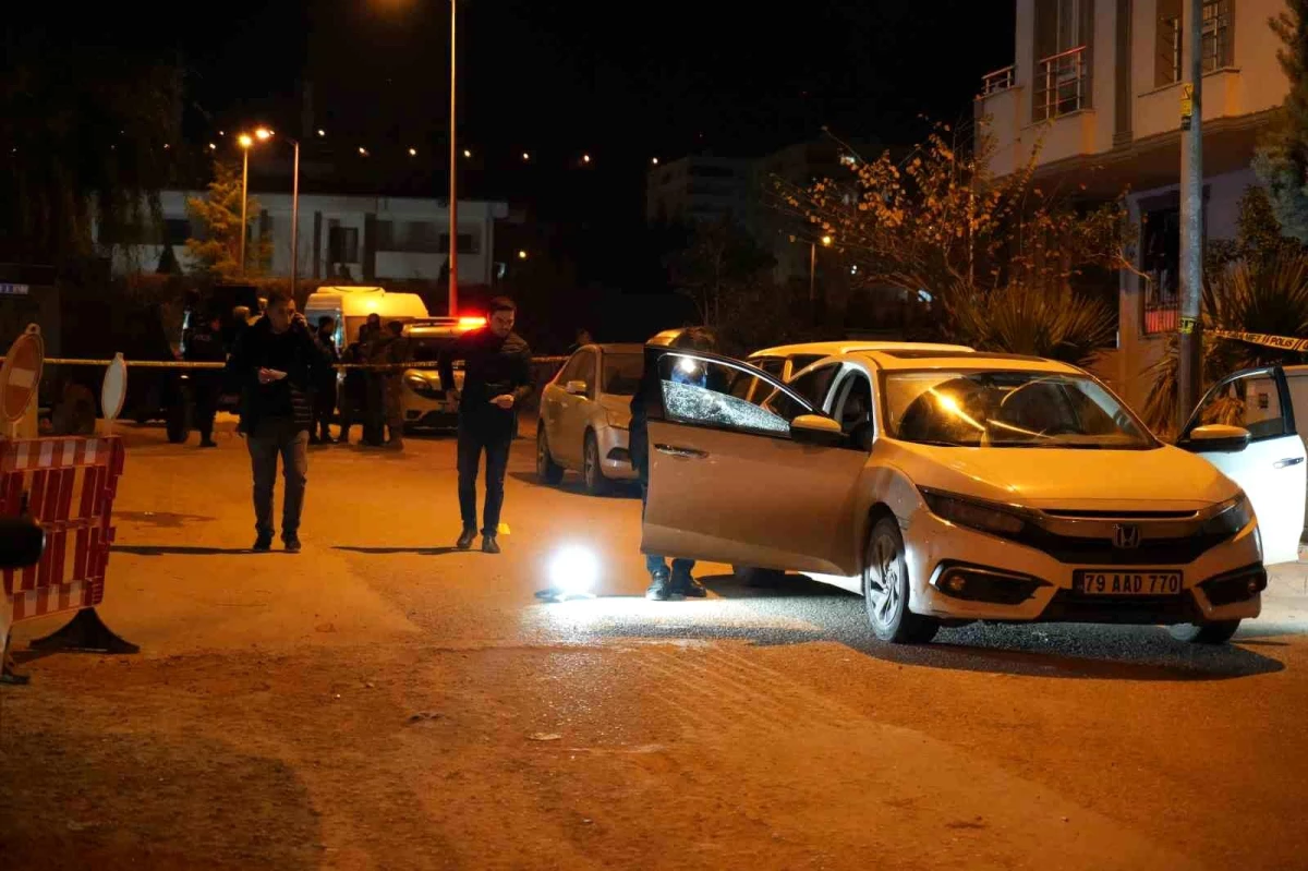Kilis’te park halindeki araca yapılan silahlı hücumda şoför öldü, yolcu ağır yaralandı