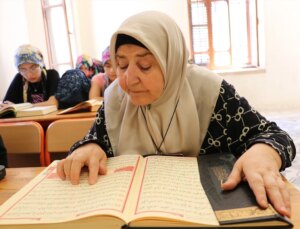 70 Yaşındaki Emekli Öğretmen Kur’an-ı Kerim Öğrenmenin Memnunluğunu Yaşıyor