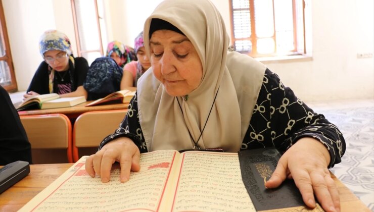 70 Yaşındaki Emekli Öğretmen Kur’an-ı Kerim Öğrenmenin Memnunluğunu Yaşıyor