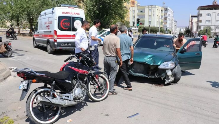 Kilis’te Motosiklet ile Araba Çarpışması: 2 Kişi Yaralandı
