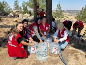 Kilis’te ormanlık alana su dolu bidonlar konuldu