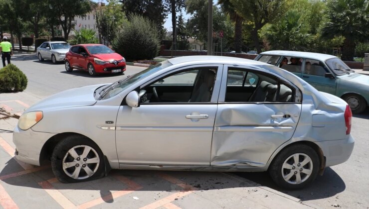 Kilis’te şoförsüz at arabası 4 araca çarptı, 4 kişi yaralandı