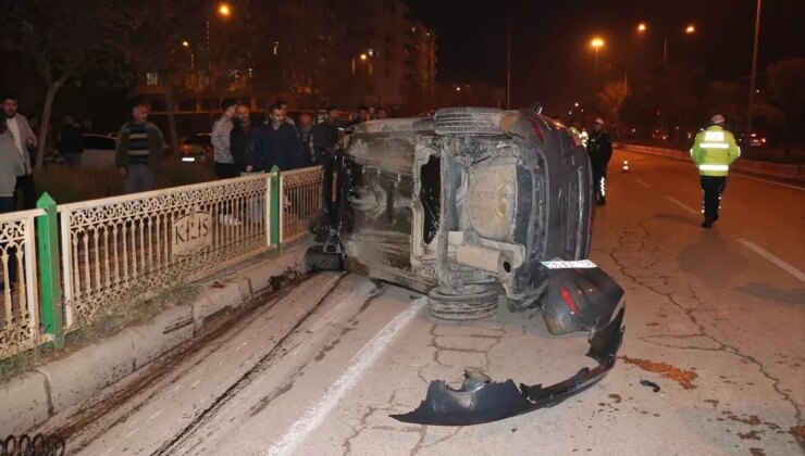 Kilis’te Refüje Çarpan Araç Şoförü Hastaneye Kaldırıldı