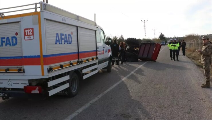 Kilis’te Devrilen Traktörün Şoförü Hayatını Kaybetti