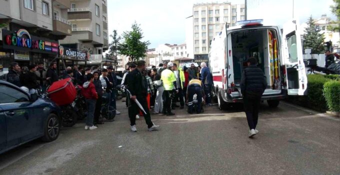 Motosikletin yayalara çarptığı kaza kamerada: Baba ve bebeği yaralandı