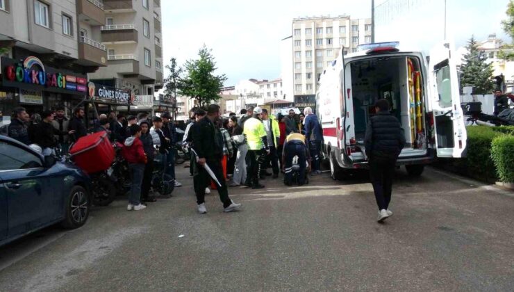 Motosikletin yayalara çarptığı kaza kamerada: Baba ve bebeği yaralandı