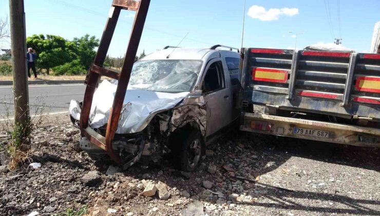 Aykırı taraftan giden hafif ticari araç direğe çarptı: 1 yaralı