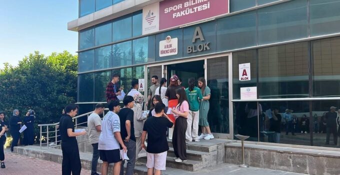 Kilis’te adaylar gelecekleri için ter döktü