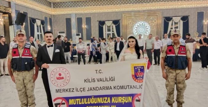 Kilis’te jandarmadan “Mutluluğunuza kurşun sıkmayın” uyarısı