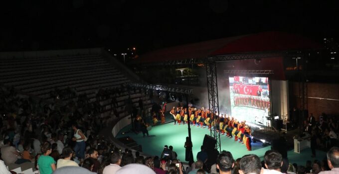 Kilis’te öğretmenlerden oluşan ‘maarif korosu’ müzikseverlerle buluştu