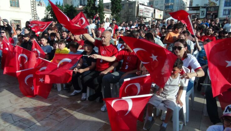 Kilis’te vatandaşlar ulusal kadro maçını sokaktan takip etti